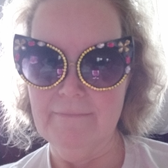 Dazzle Cat Eyes Sunglasses - Picture 9 of 10